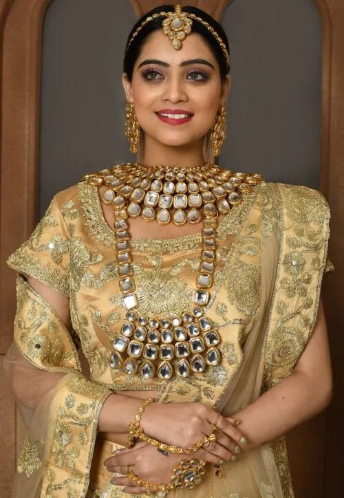 Model wearing kundan bridal jewellery set