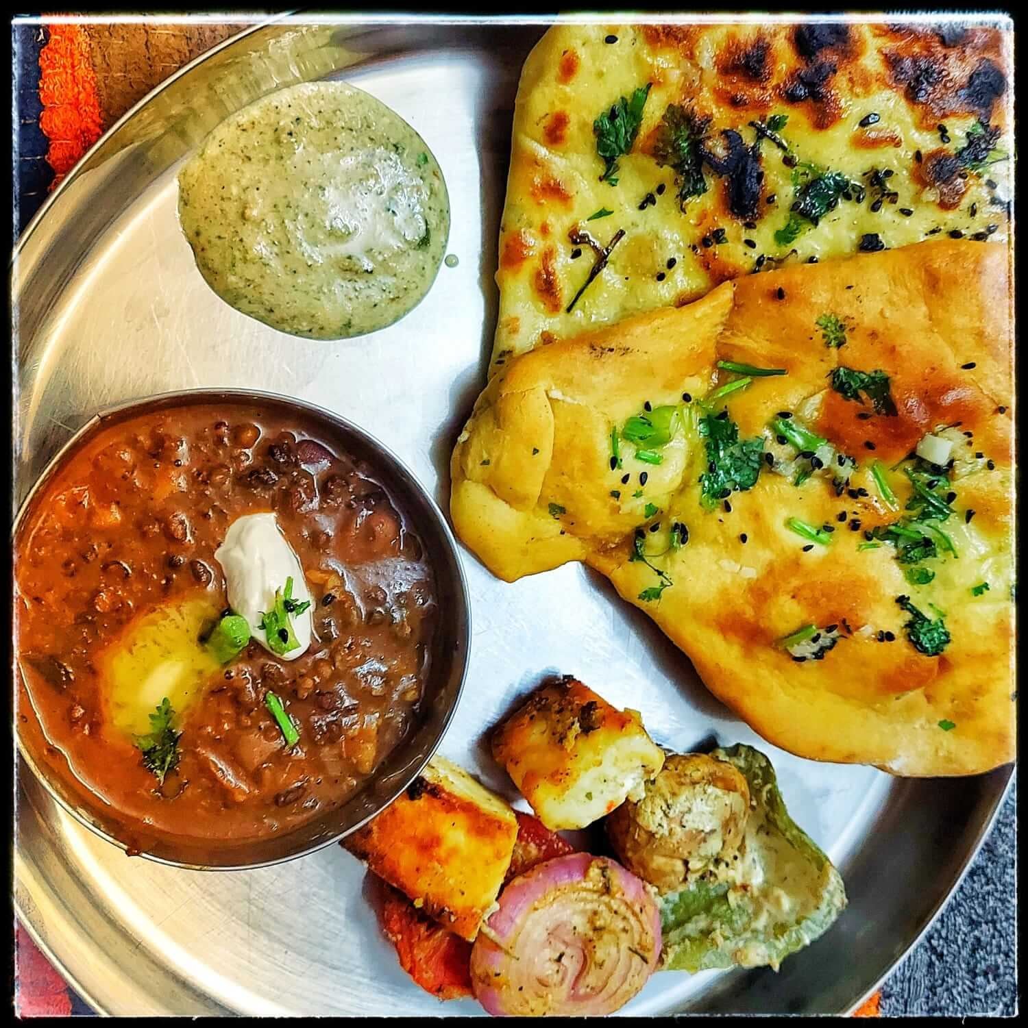 Dal makhani with butter naan thali at Apna Dhaba, Ahmamau Lucknow