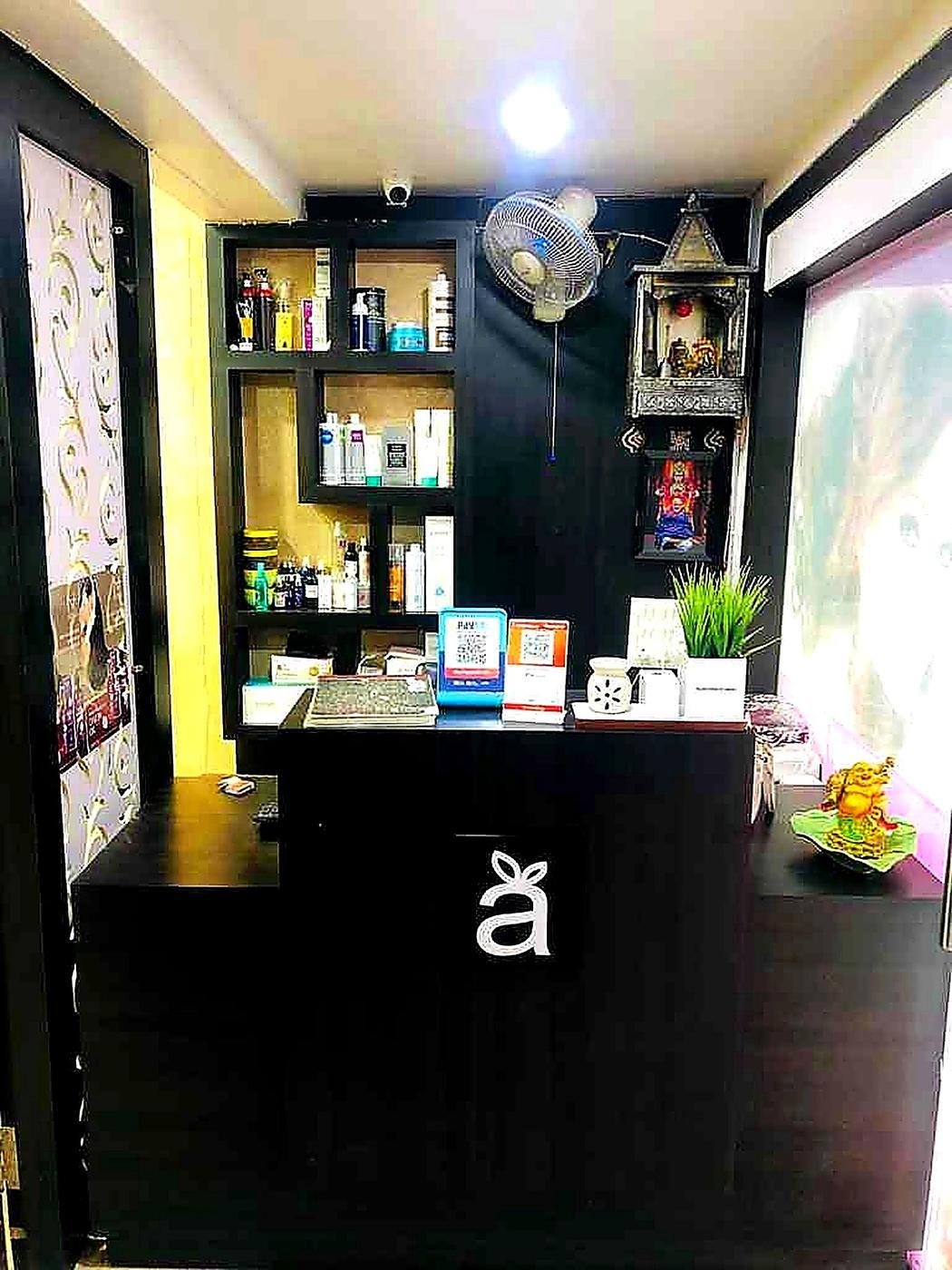 Apple Beauty Salon reception desk Khurram Nagar