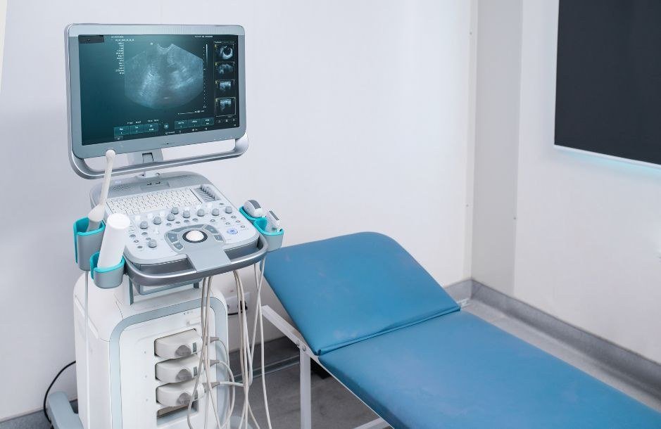 Advanced ultrasound machine in the scan room at Navjeevan Clinic, Indira Nagar, Lucknow