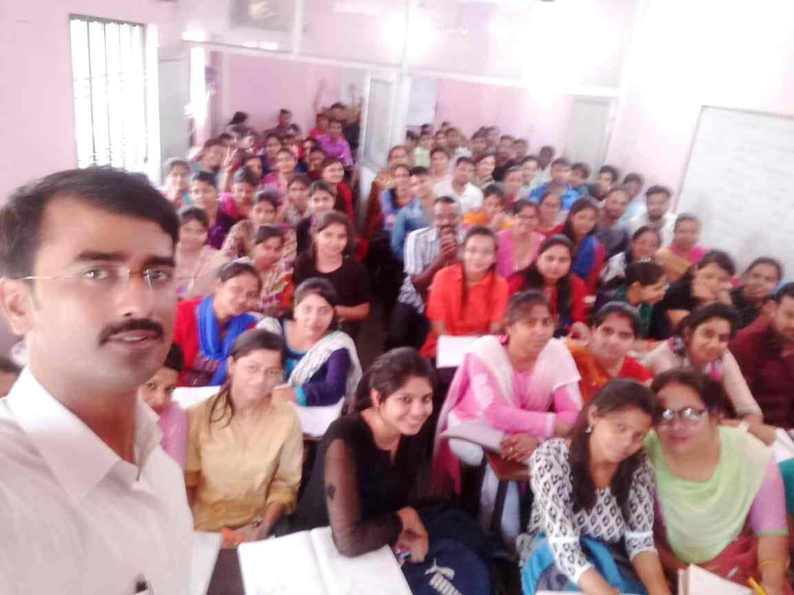 Packed classroom batch of aspirants at Perfect Competition Academy Aliganj Lucknow