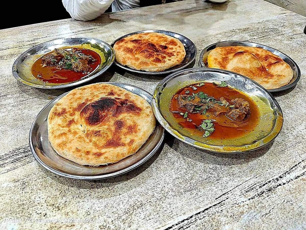 Kulcha and nihari plates spread on table at Raheem's Kulcha Nahari, Chowk Lucknow