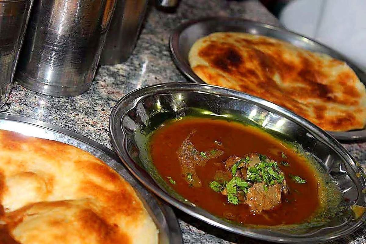 Kulcha nihari served at the counter, Chowk Lucknow