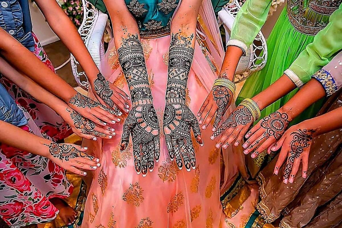 Bride and bridesmaids group mehndi session by Roshan Mehendi Artist