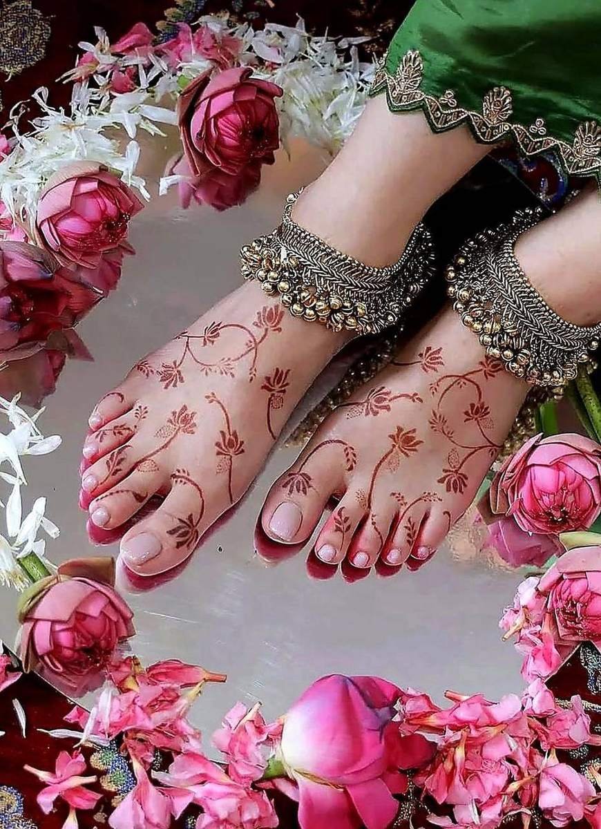 Foot henna design with anklets and flowers
