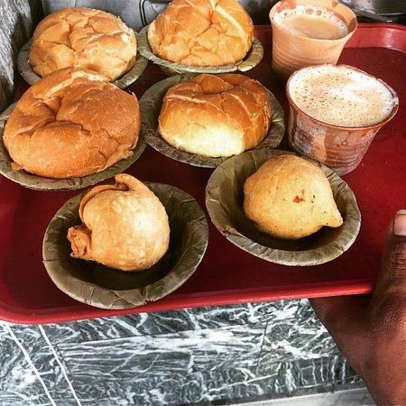 Tray of bun maska, samosa and chai at Sharma Ji Ki Chai Lalbagh