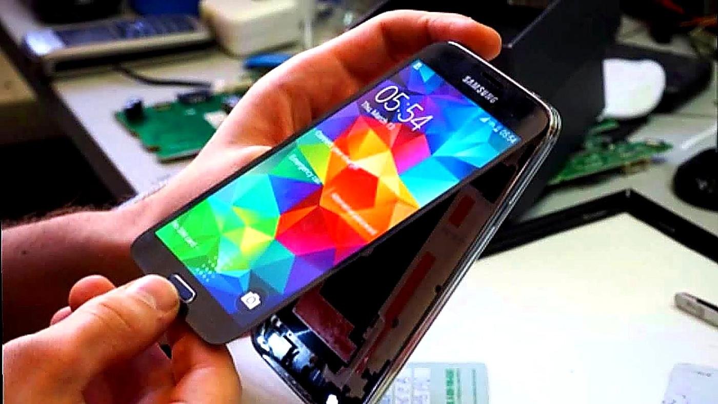 Screen replacement being fitted by our technician — Sunny Mobile Repairing Centre, Indira Nagar, Lucknow