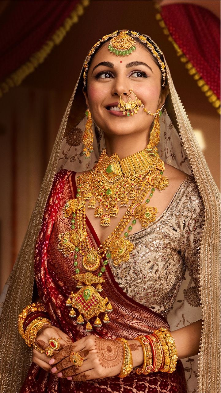 Bride wearing full bridal gold jewellery set