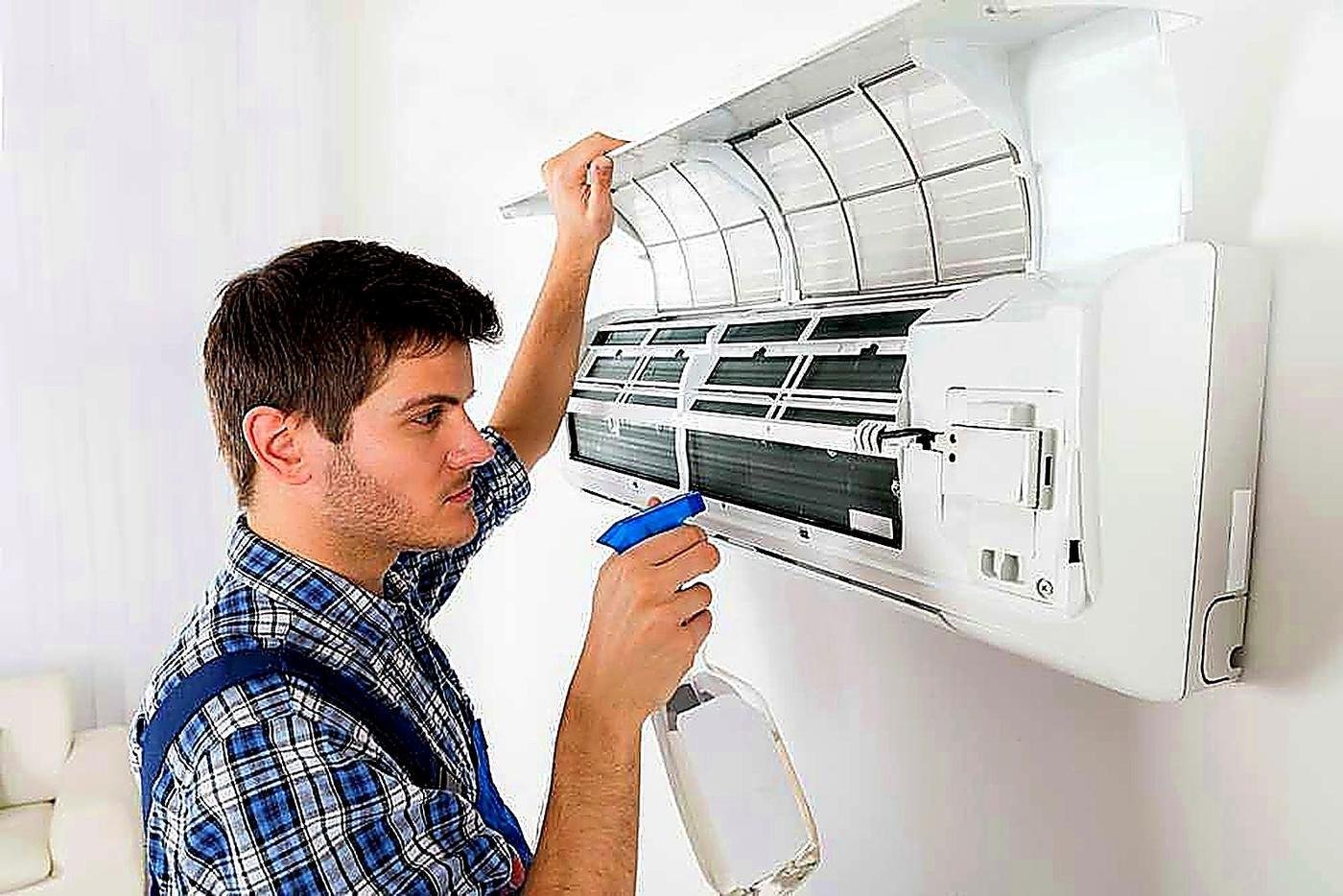 Deep spray cleaning of a split AC in Tedhi Pulia, Lucknow