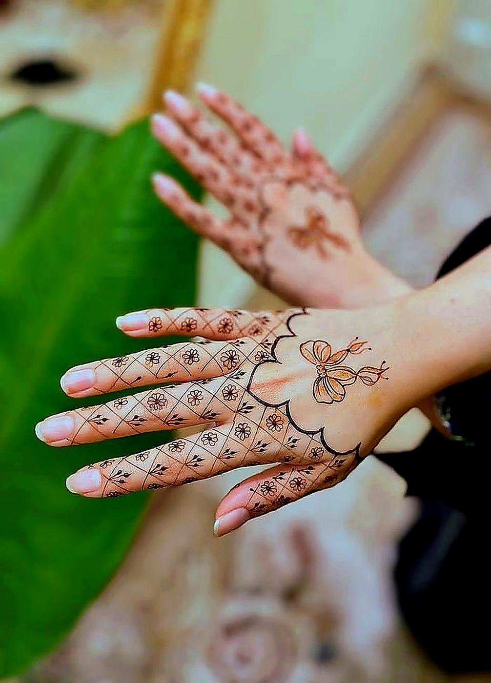 Lattice jaali mehndi design on both hands